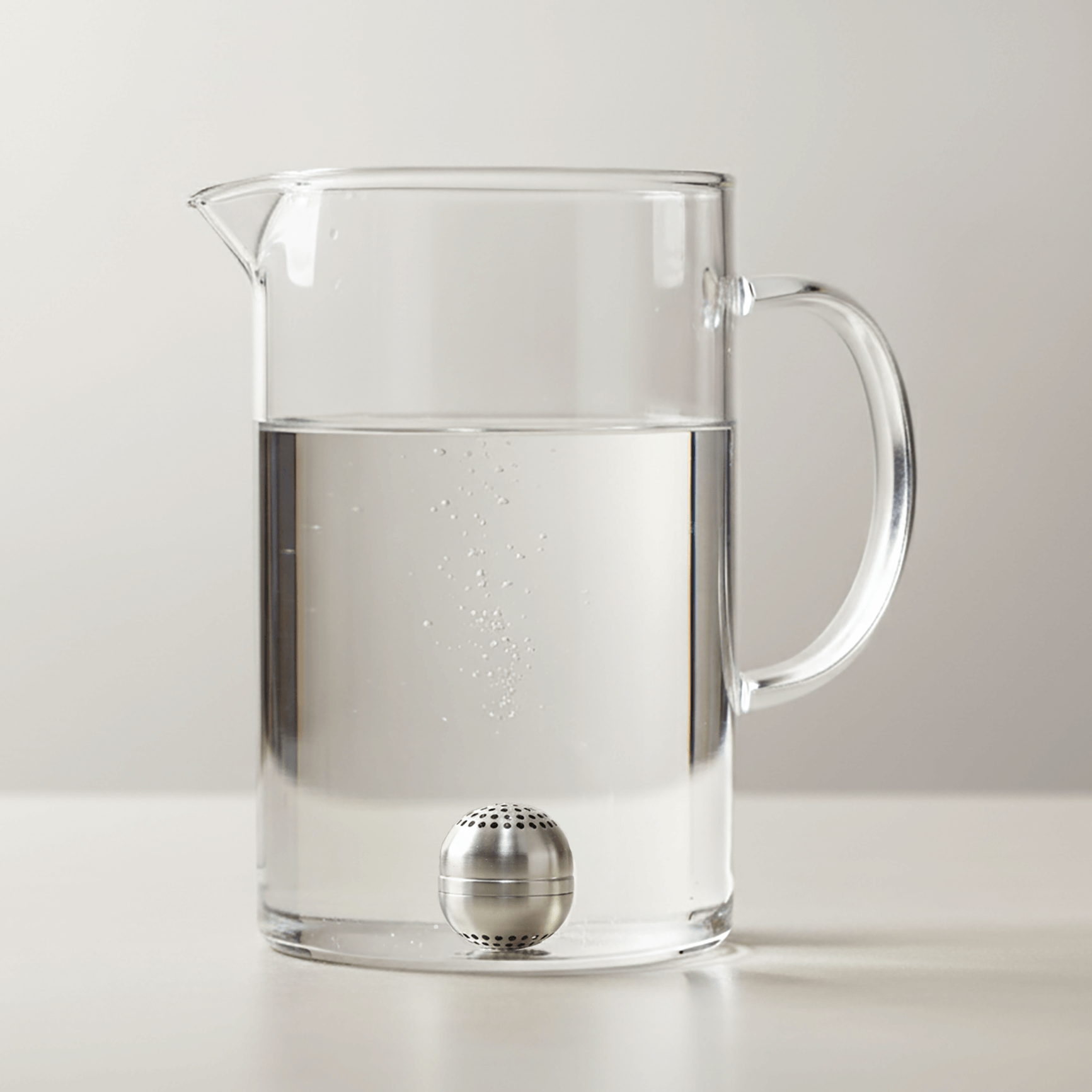 H₂Bubblr universal hydrogen diffuser working inside a glass pitcher of water.